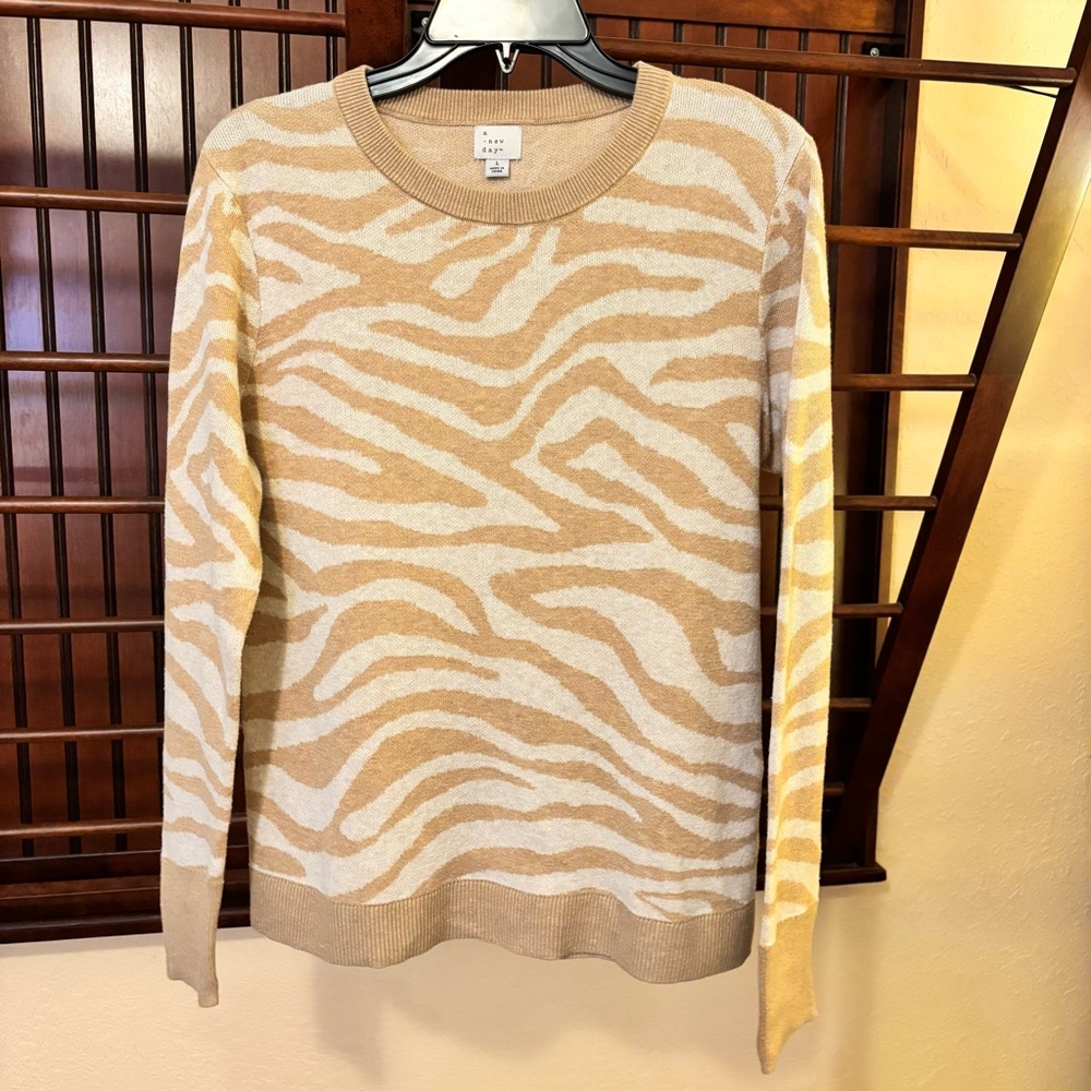 a new day Zebra-Pattern Crewneck Sweater in Beige & Cream